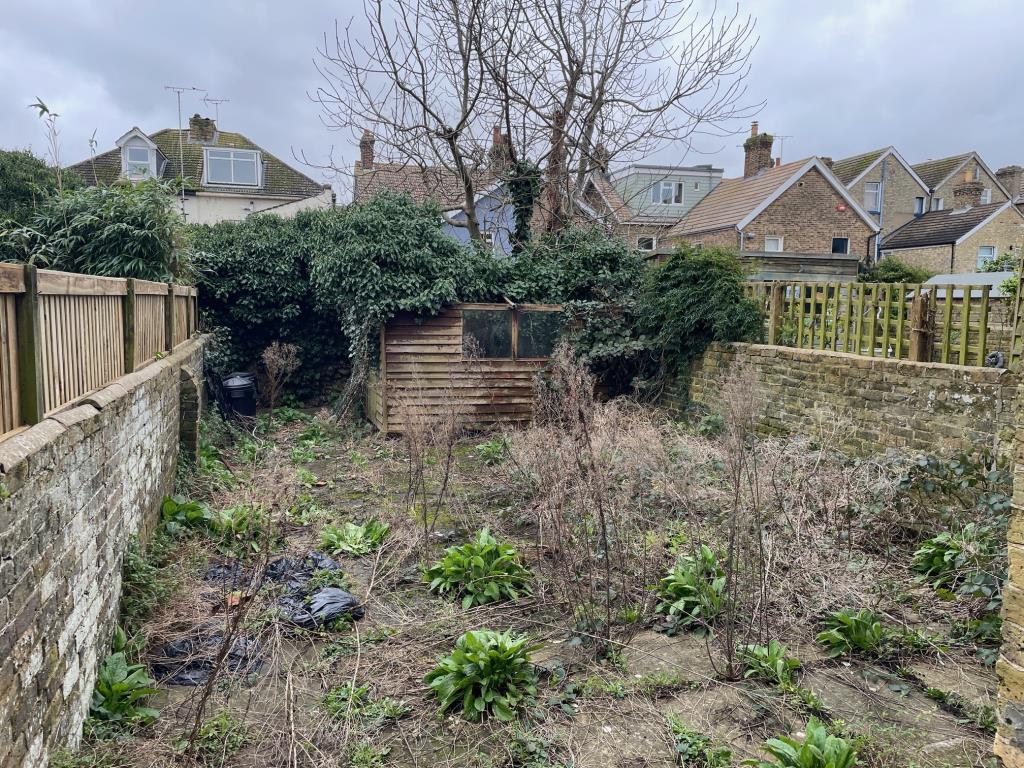 Lot: 3 - THREE-BEDROOM HOUSE FOR IMPROVEMENT - Rear garden